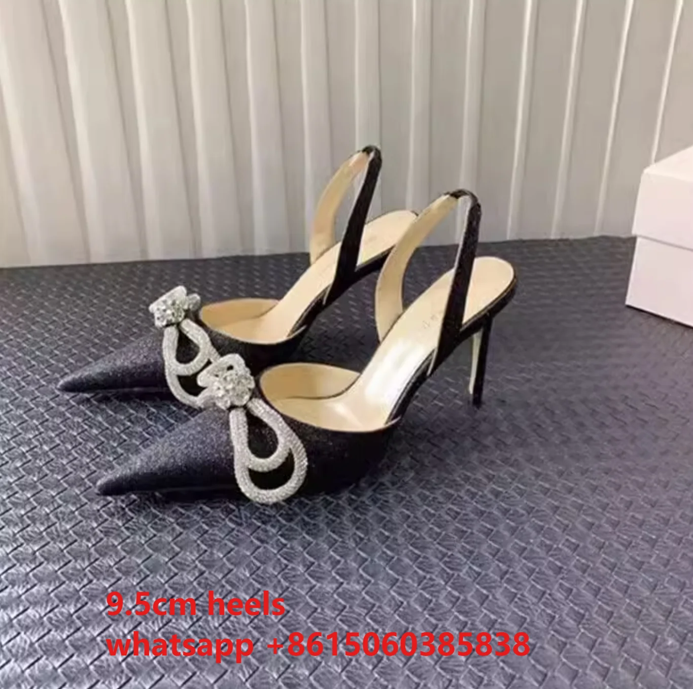 

Черные блестящие сандалии с двойным бантом, туфли-лодочки с кристаллами и острым носком на тонком каблуке, атласные женские туфли с ремешком на пятке и острым носком на шпильке