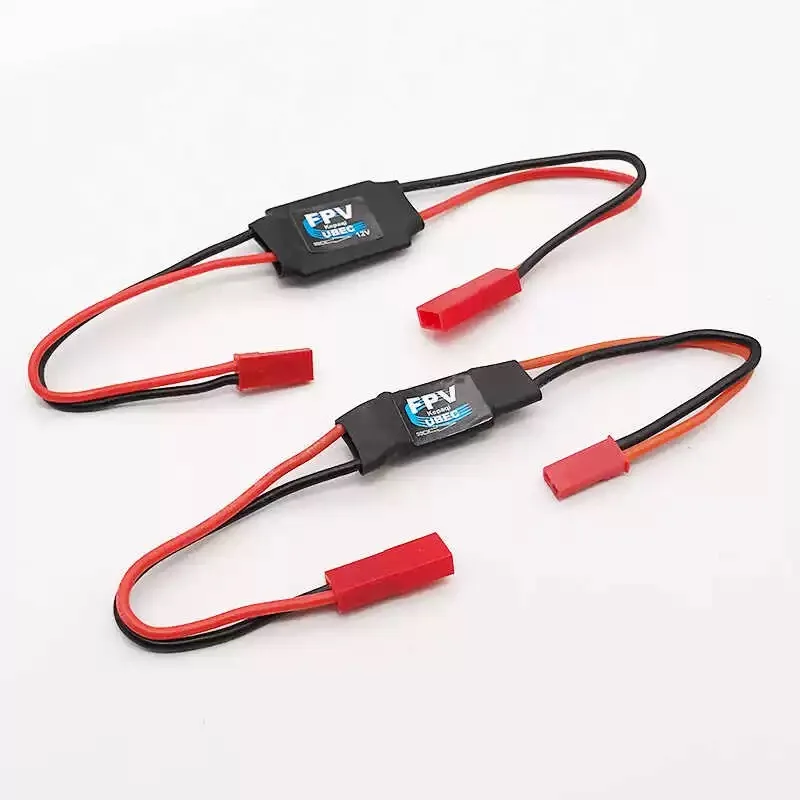 Module régulateur UBEC 5V 3A et 12V 3A connecté à un récepteur RC démontrant sa compacité