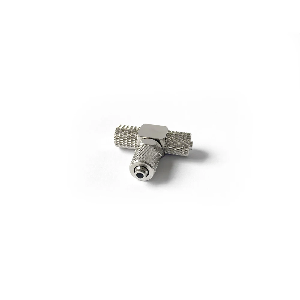 Connecteurs de tuyau M3 M5 4L 3L pour réservoir d'eau de robot tank RC, avec un tuyau transparent inséré pour montrer l'assemblage.