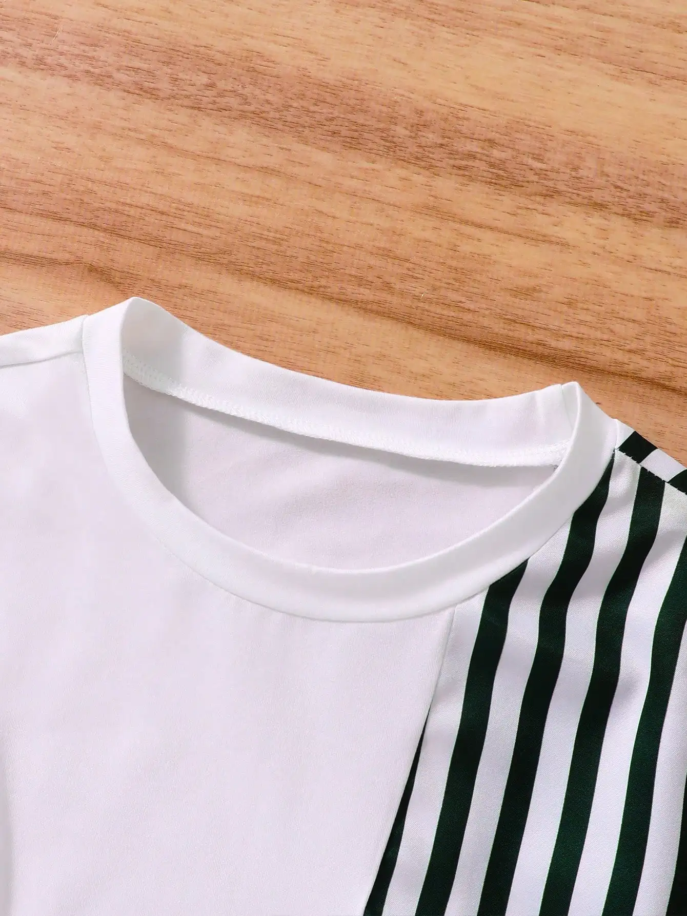 فستان بناتي مخطط باللونين الأبيض والأسود: تصميم حز...