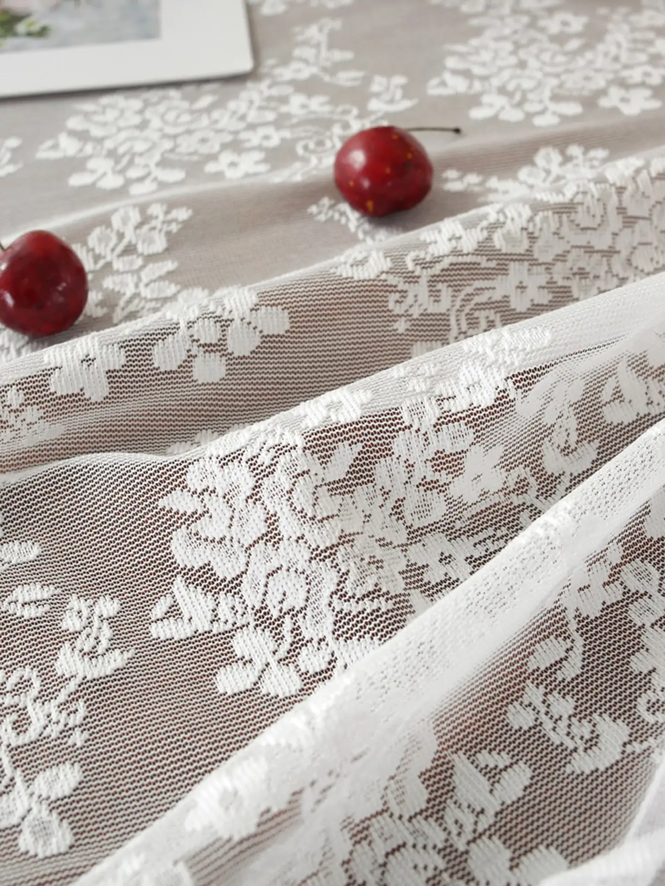White lace tablecloth round mirror flower vine pattern living room dining table decoration 4