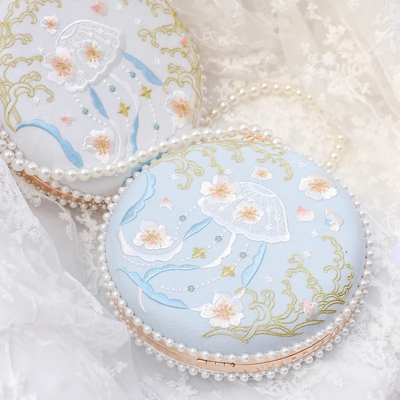 

2022 New Arrival Chinese Floral Cheongsam Fresh Classical Hanfu Circular Messenger Day Clutch Hand Bags Crossbody Bag