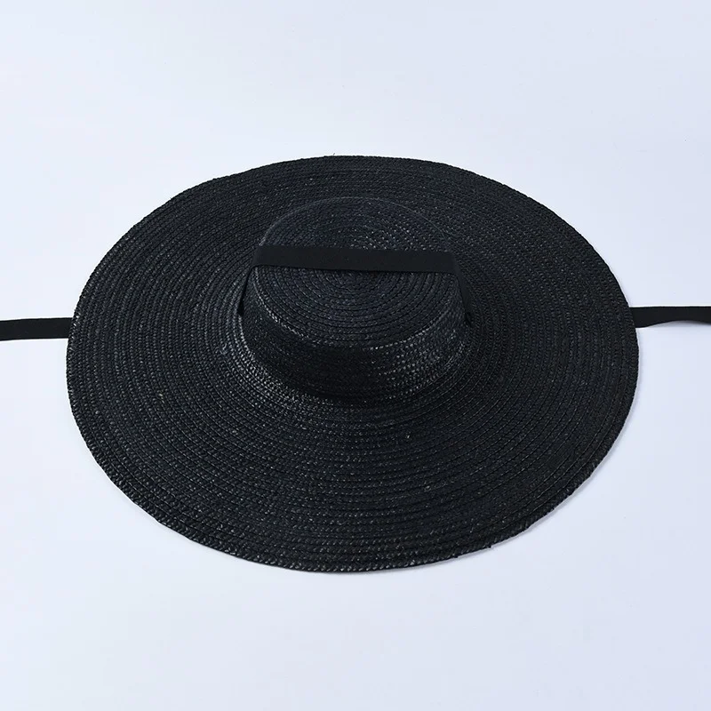 Chapeau de paille noir à bord plat pour femme
