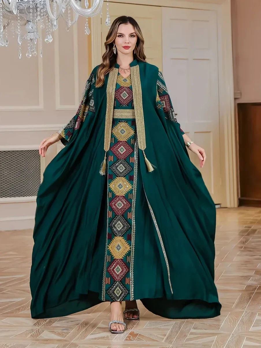 جلابية كحلية بطابع تراثي