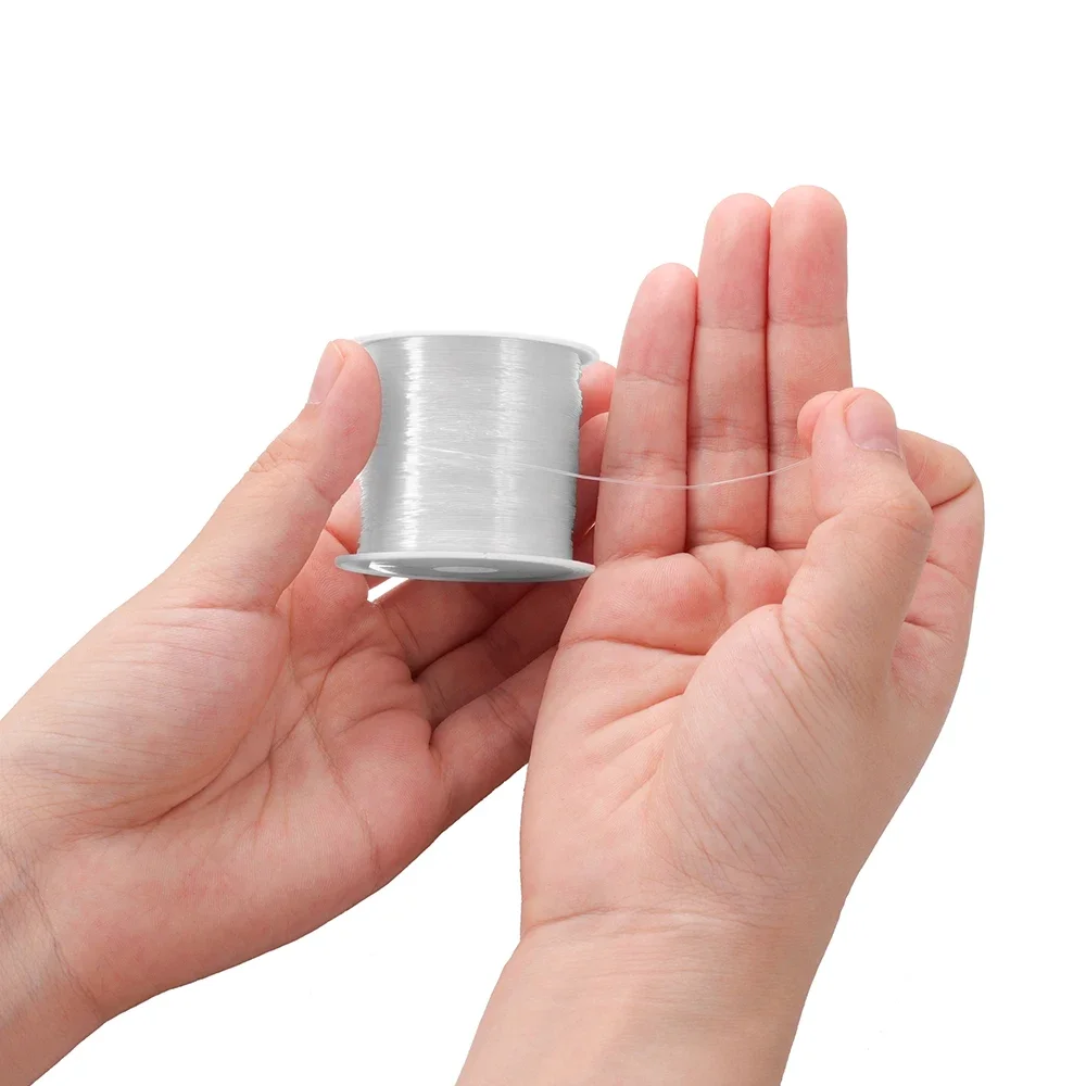 Zbliżenie przezroczystego elastycznego sznurka używanego do bransoletek