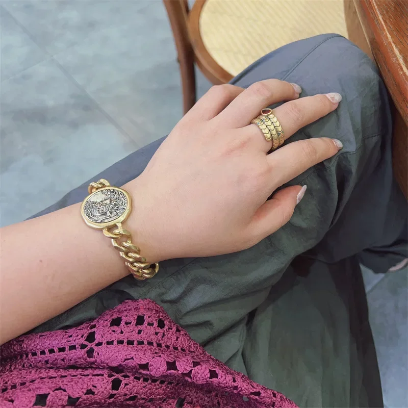 Bracelete CoinLegacy de moedas antigas em cobre banhado a ouro - vista completa