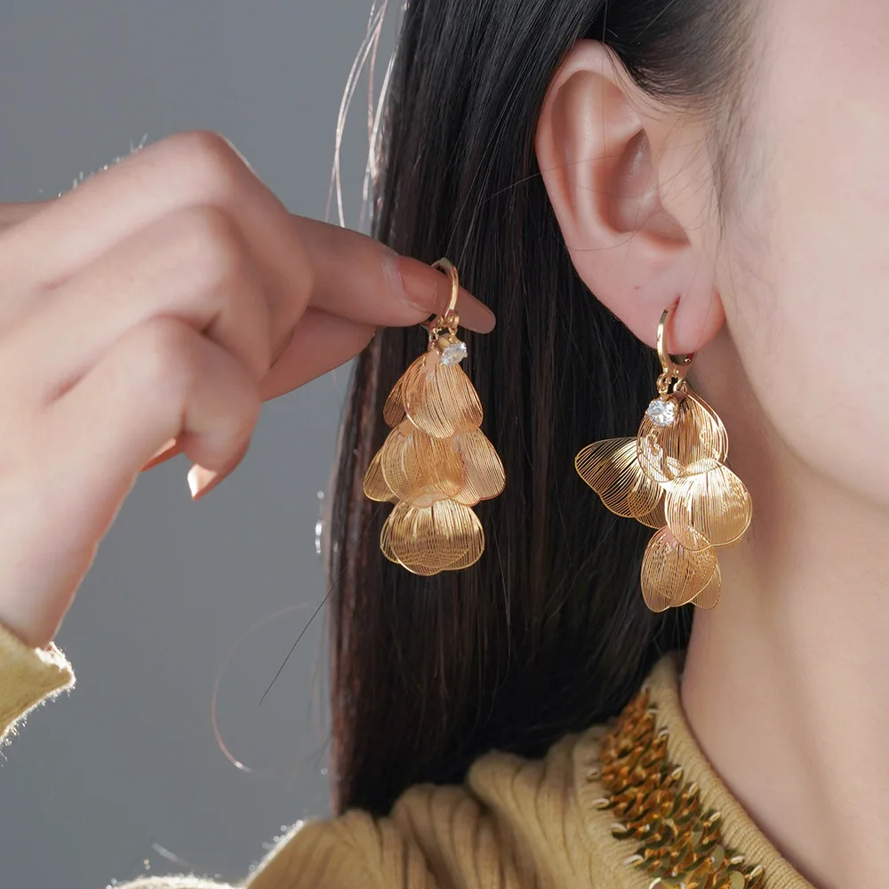Fashionable Petal Ear Cuffs for Women Elegant Unique Drop Earrings Sweet Fairy Atmosphere Luxury Feelings Versatile Jewelry