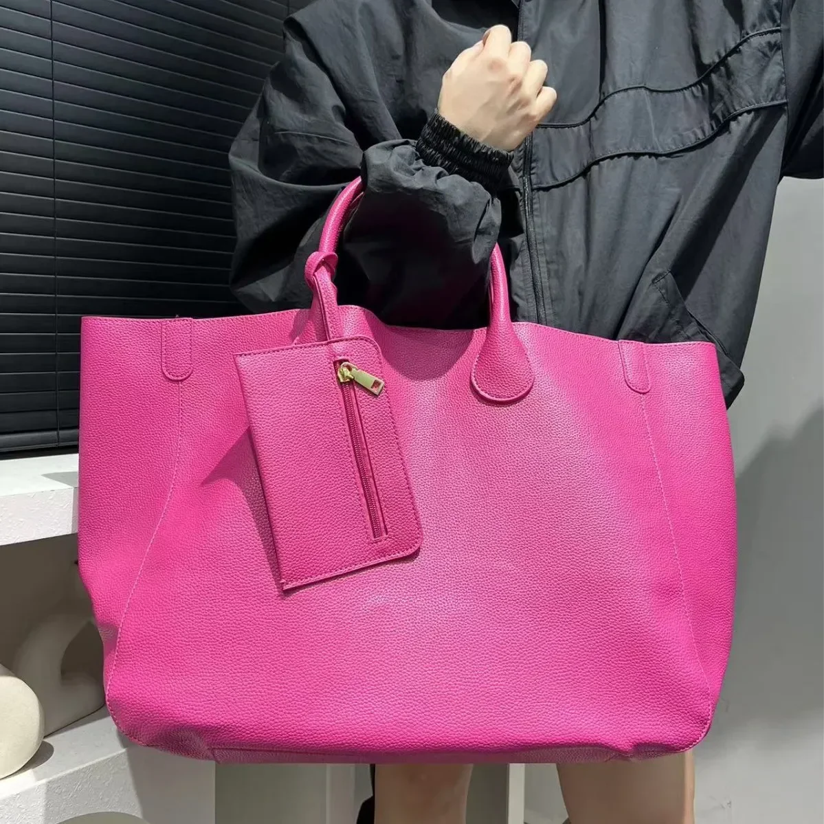 Women's Stylish Vegan Leather Oversized Handbag - Elegant and Spacious Shopping Tote