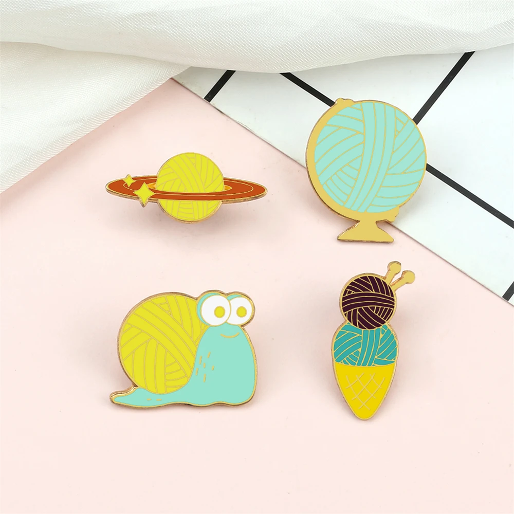 양모 공 포함 니트 브로치, 달팽이 글로브 아이스크림 행성 배지, 귀여운 커스텀 에나멜 핀, 배낭 라펠 쥬얼리 선물 