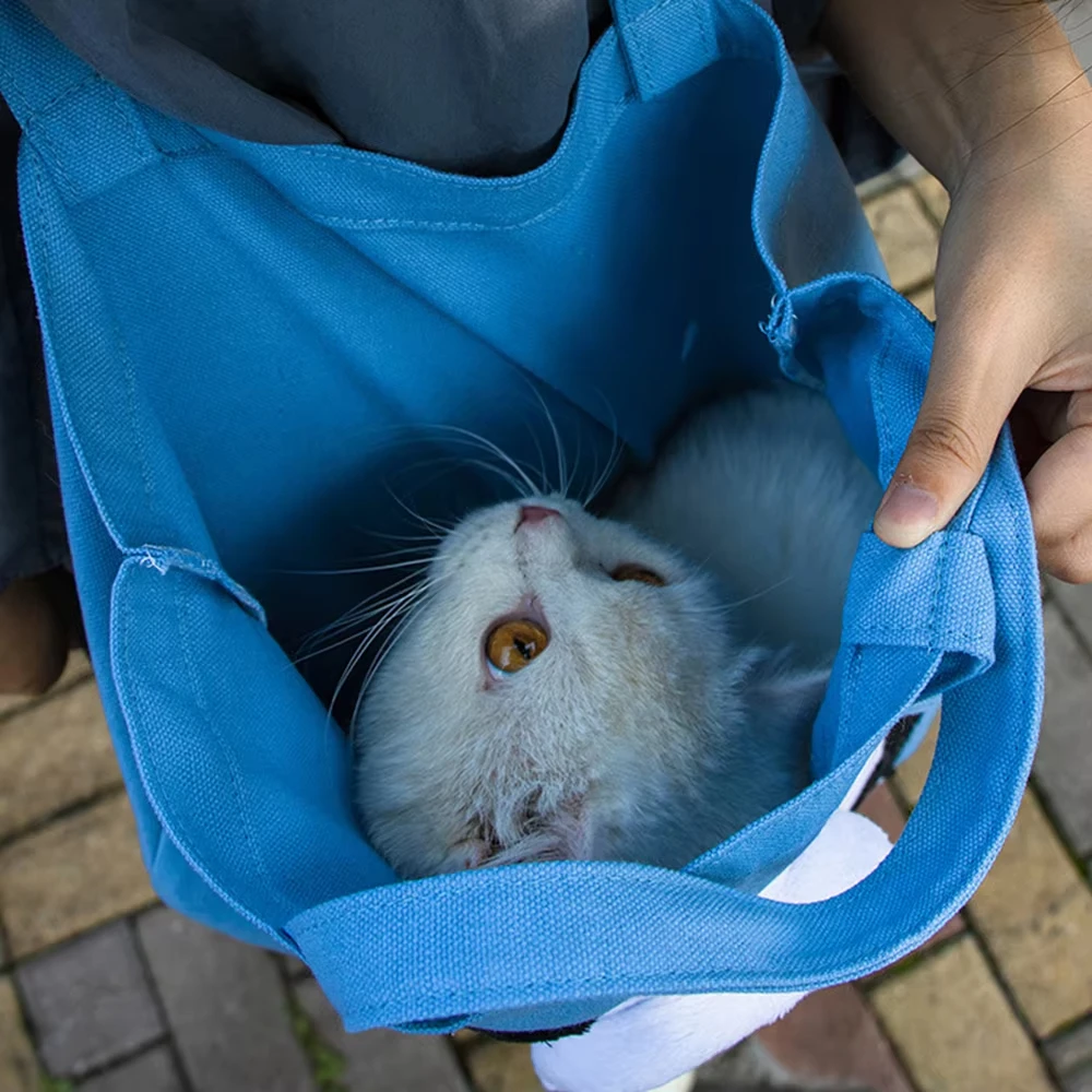 Pet Carrying Bag for Going Out, Which Can Be Carried Crossbody or By Hand, and Allows The Pet To Stick Its Head Out.