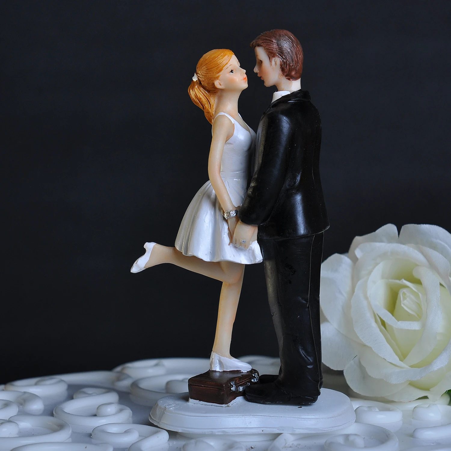 

Бесплатная доставка, персонализированные фигурки невесты и жениха, забавные Свадебные топперы для торта, коробка для поцелуев, фигурка для Дня Святого Валентина