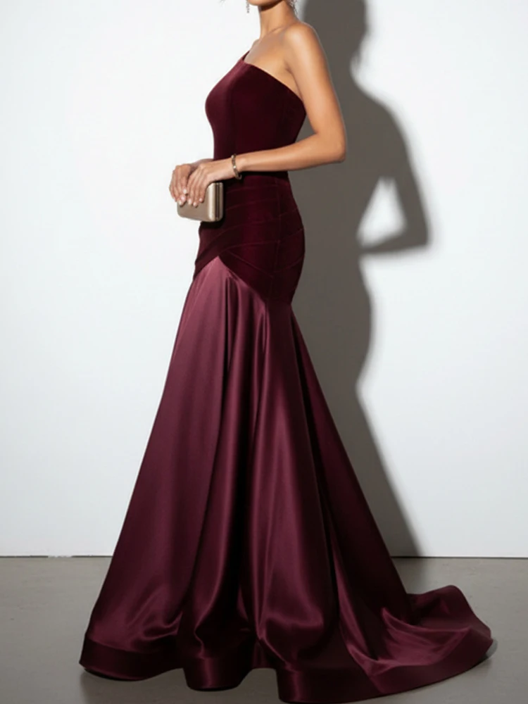 فستان بنفسجي طويل بتصميم كتف واحد وانسدال لامع