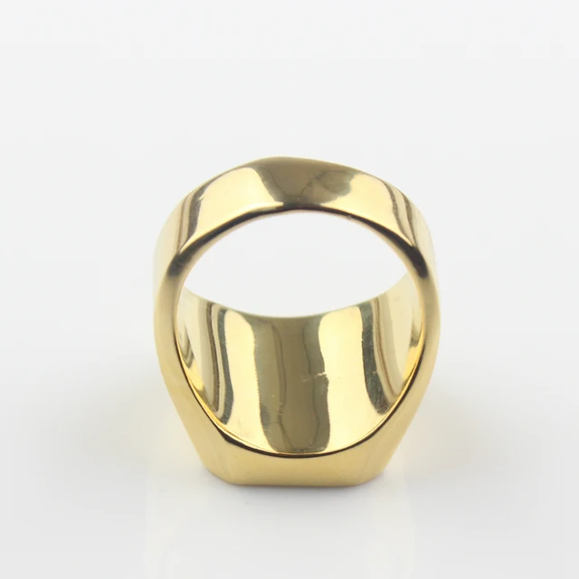 Anello in Acciaio Inox Satinato Argentato Con Dettagli Lucidi