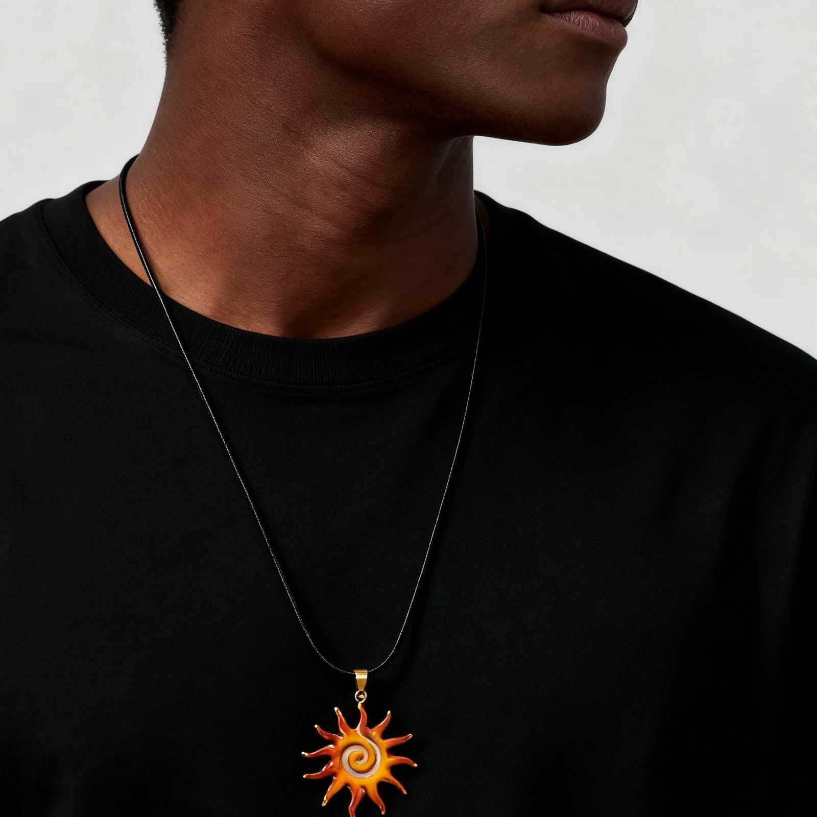 Spiralförmige Sonnenanhänger-Halskette für Männer und Jungen, Hypoallergener Edelstahl Großer Sonnenanhänger, Täglich Tragbarer Boho-Schmuck Geschenk