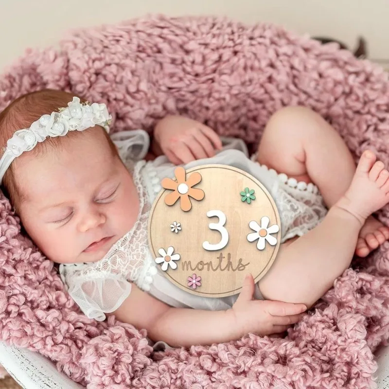Månadskort för bebis i trä med blommor för fotografering_voghion.com