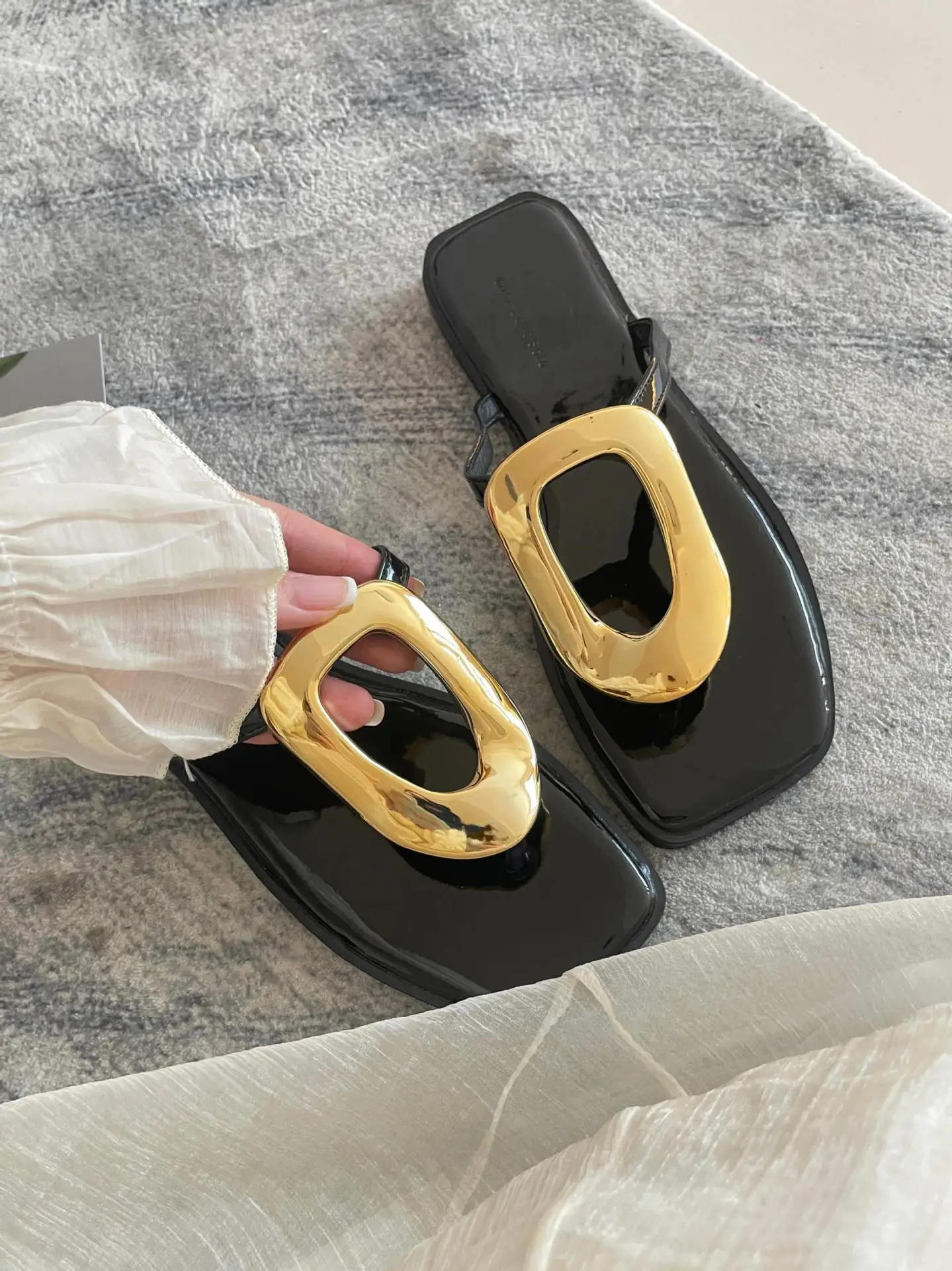 2024 Summer New Square Head Metal Buckle Herringbone Trailer Open Toe Casual Flat Bottom Versatile, Small and Fashionable