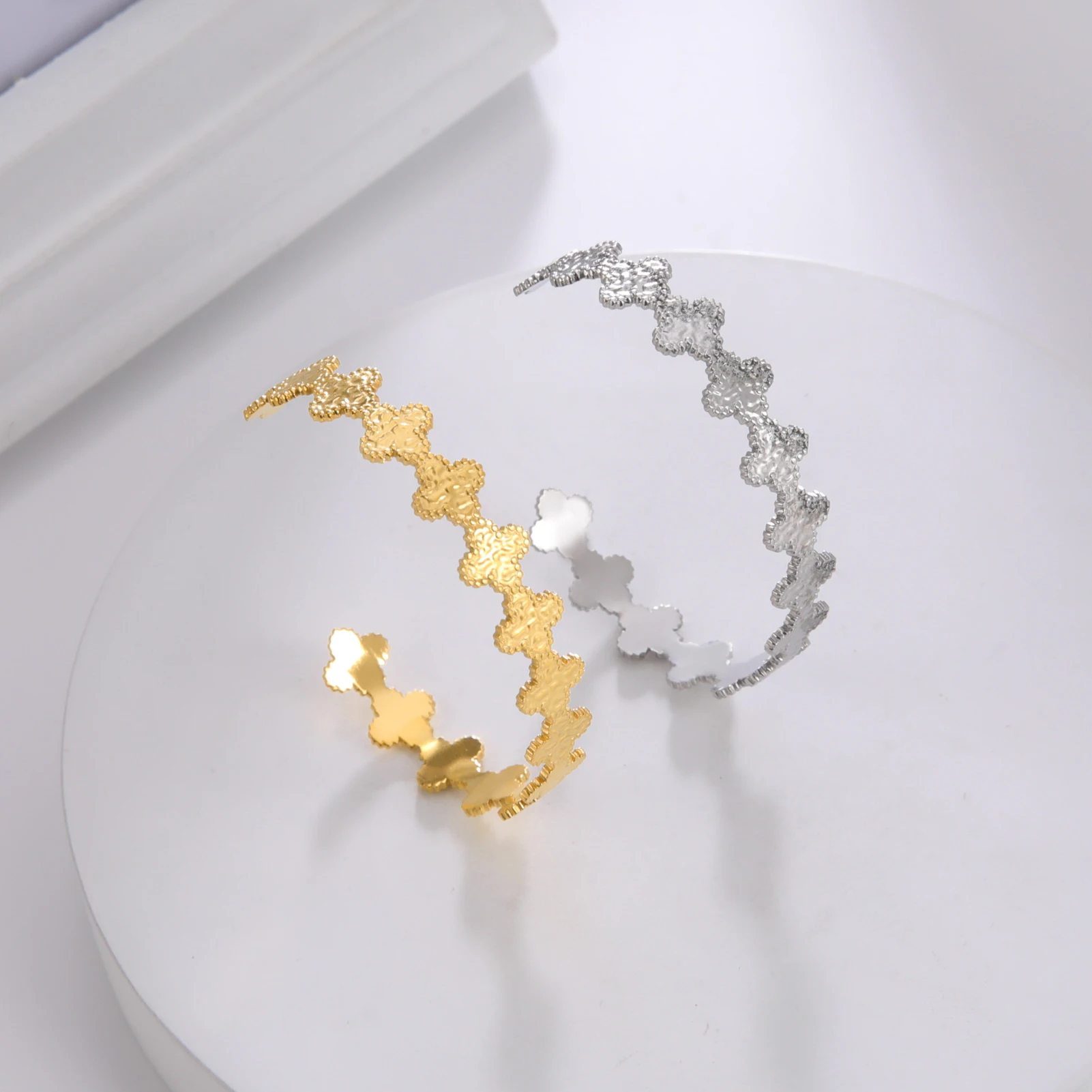 Amaxer Stainless Steel Hammered Four-Leaf Clover Bracelet For Women Girl Flower Bangles Christmas Jewelry Party Lover Gift 3