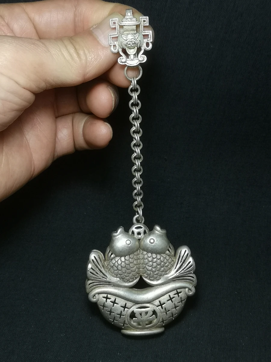 

YIZHU CULTUER ART Collection Old China Tibet Silver Carving auspicious fish Pendant Decorated gift
