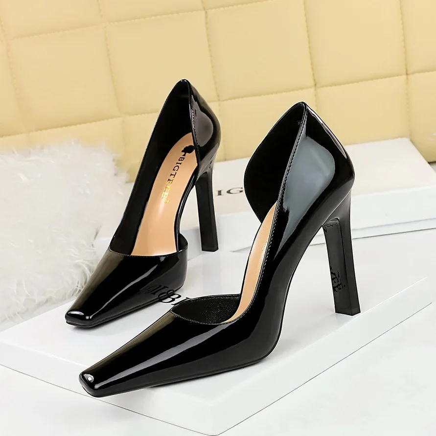 thumbnail image 1 of Nuevos zapatos de salón de moda minimalistas con tacones altos y gruesos de piel lacada y boca poco profunda con huecos laterales para mujer, 1 of 4