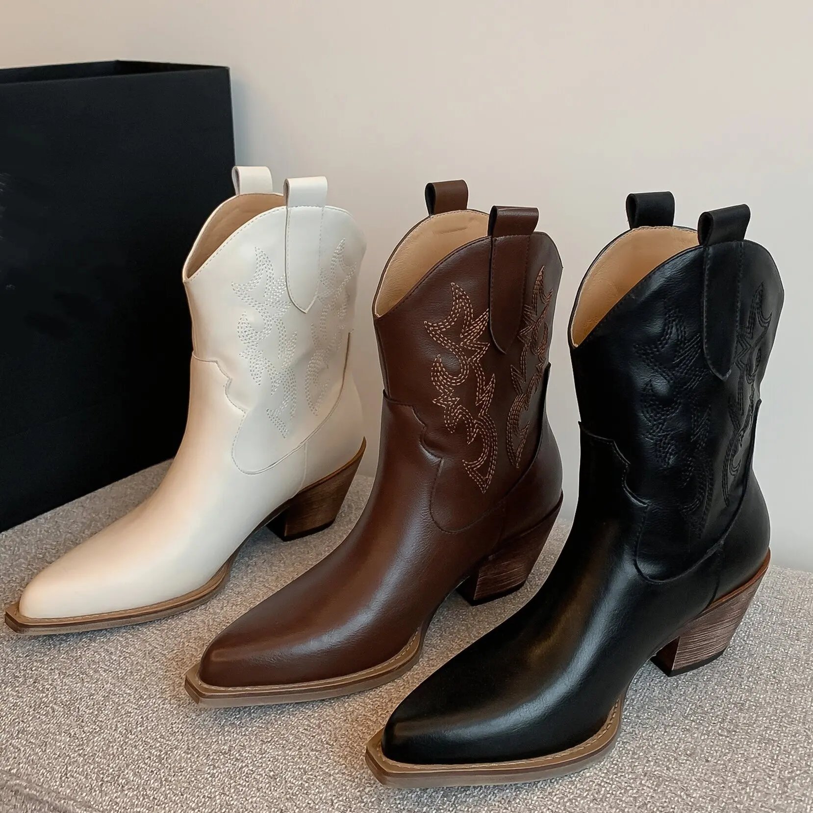 Autumn And Winter Boots, Cowhide Material, Square Heel. Calf Height, Fashion Women's Shoes, Pointed Toe,Embroidery