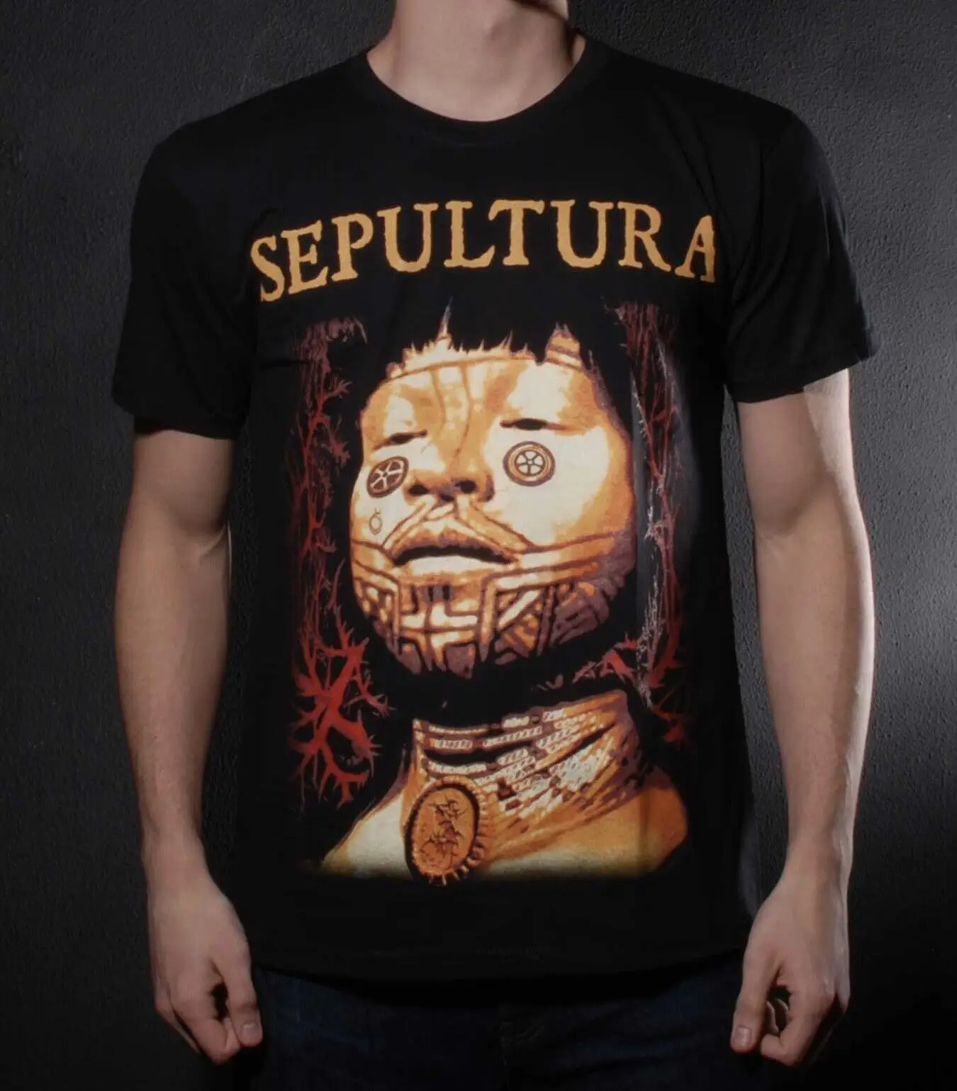 

Черная футболка с корнями Sepultura