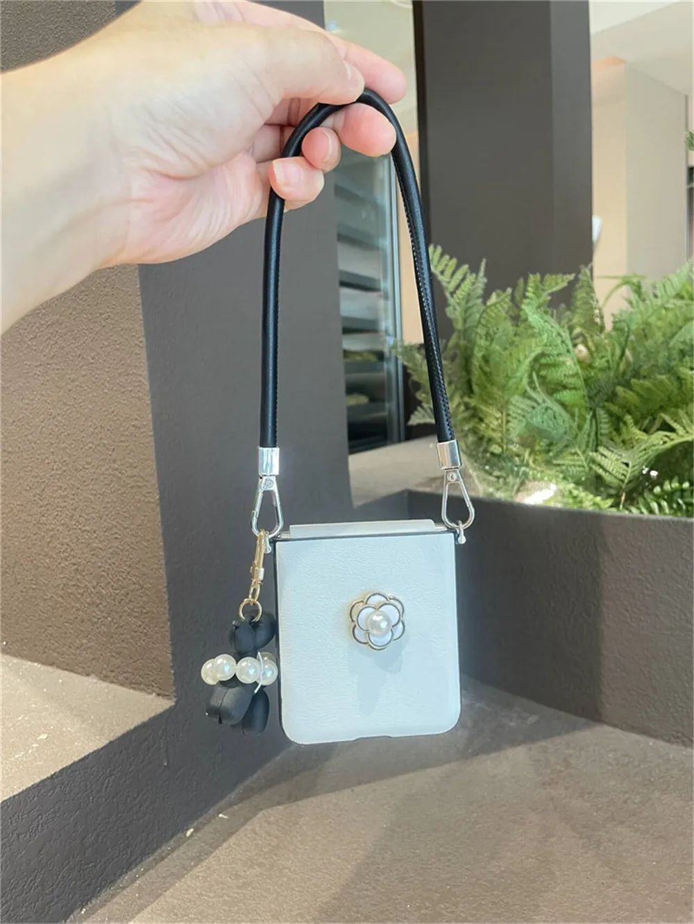 Elegant Pearl Flower Chain Case