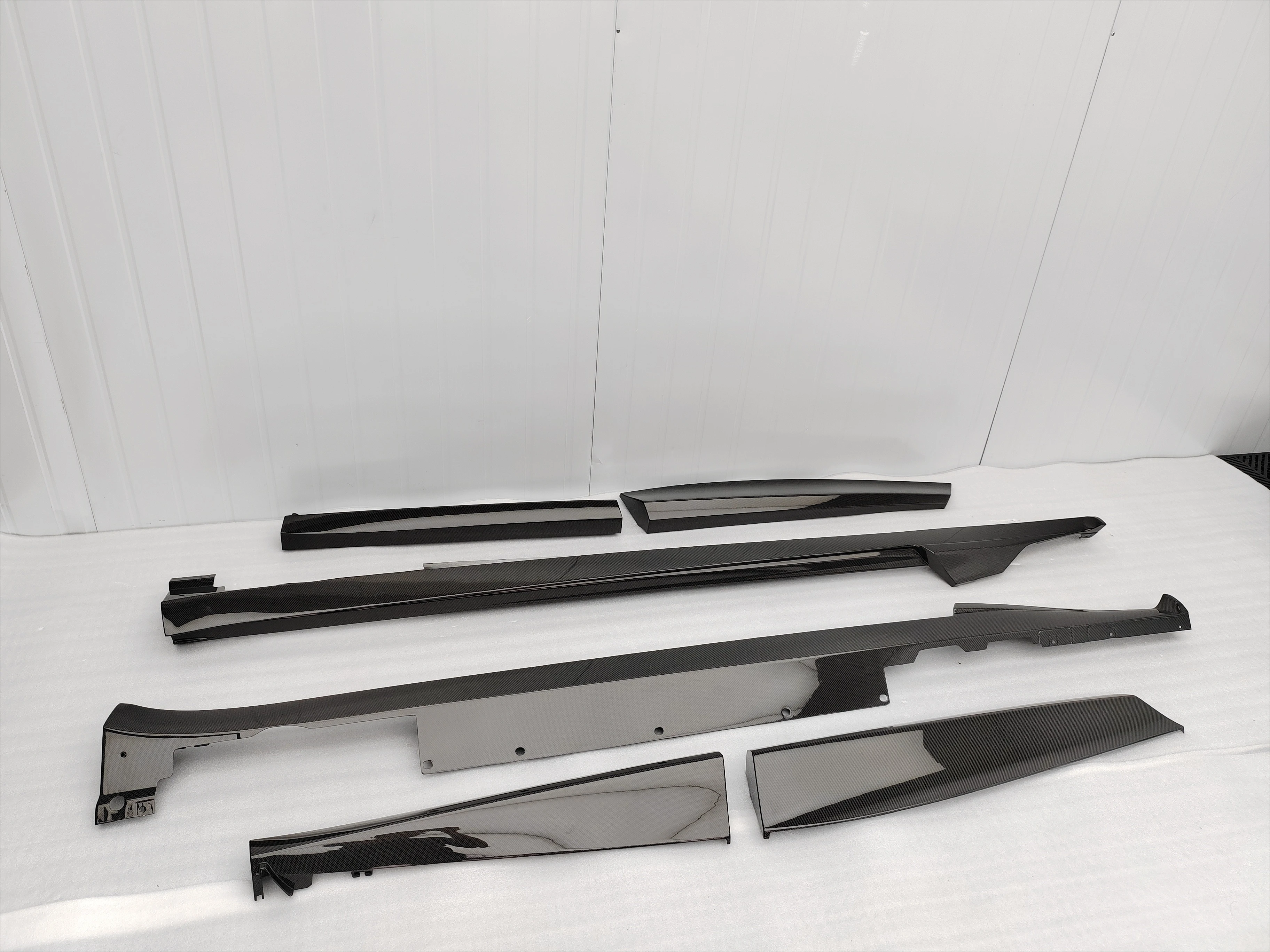 OEM 스타일 풀 드라이 카본 파이버 글로시 블랙 사이드 스커트 (2023년식+ 푸로산구에 FUV용) 새 상품