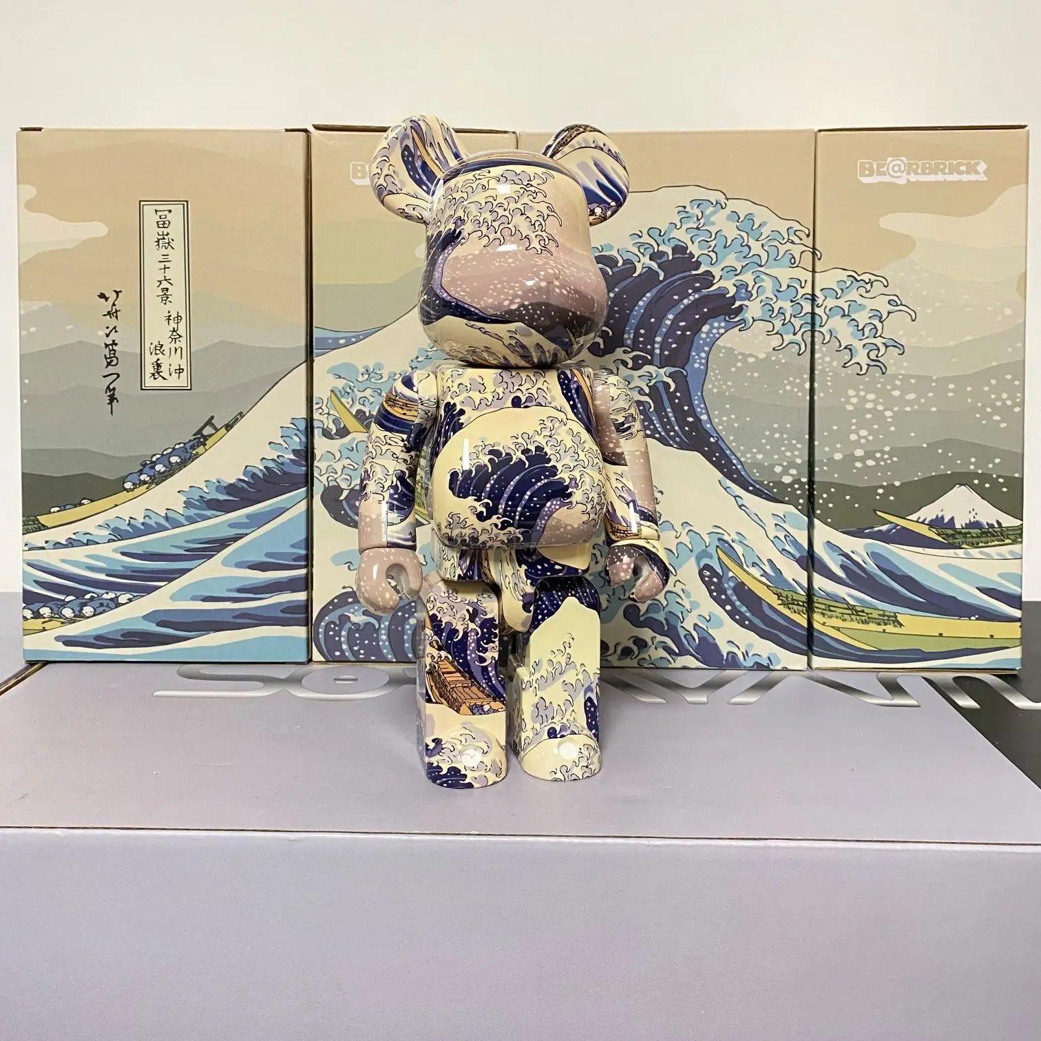 

Bearbrick 400% 28cm Building Block Bear Kanagawa Surf Water Transfer ABS Material BE@RBRICK Gift Figure plastic teddy bear