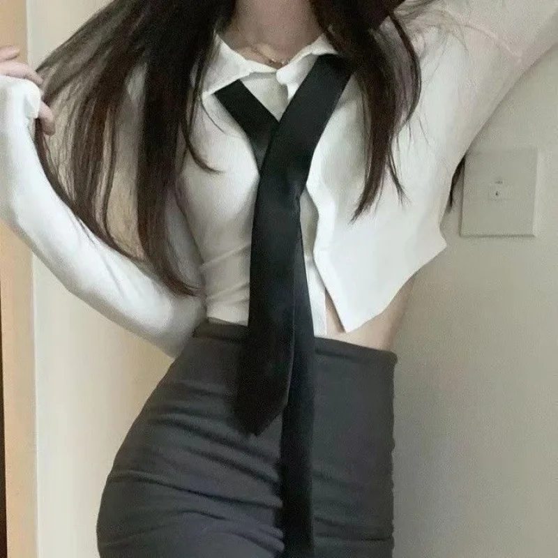 White shirt + gray skirt [with tie]]
