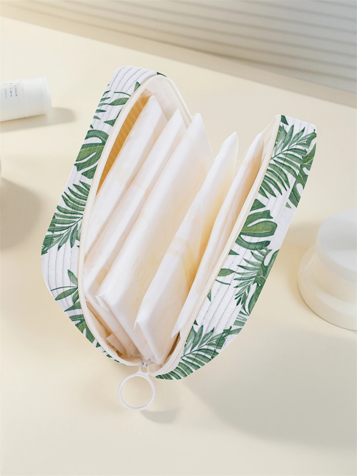 Leaf pattern printed sanitary napkin storage bag, women's lightweight tissue bag, sanitary tissue bag