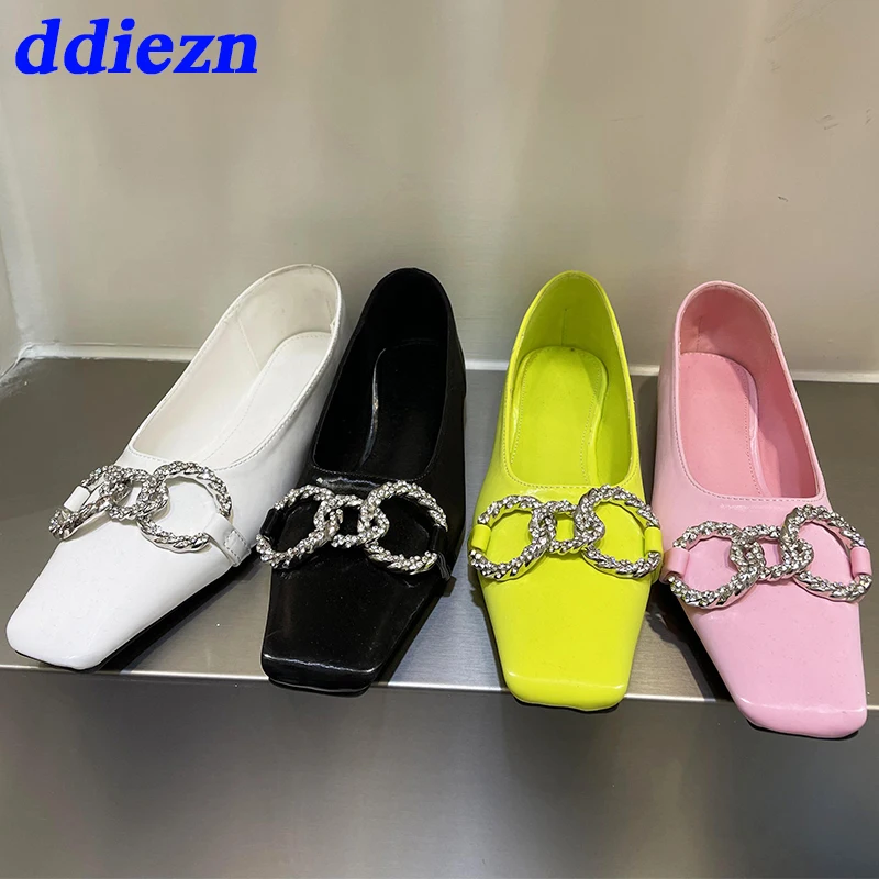 

2023 Fashion Square Toe Women Flats Shoes Rhinestones Metal Chain Ladies Flat With Shoes Outdoor Casual Female Shallow Slides