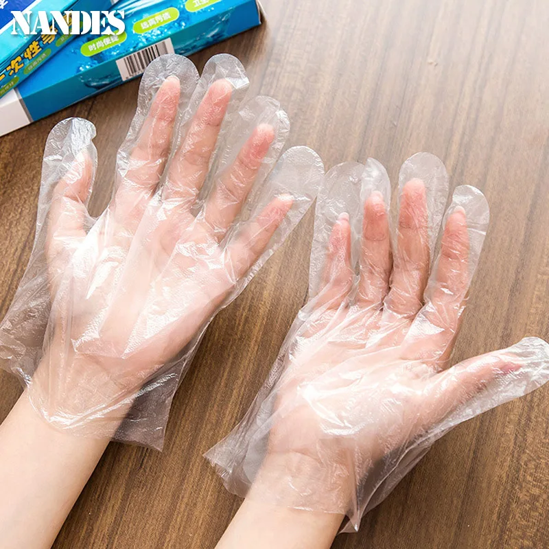 Gants jetables en PE utilisés en cuisine pour manipuler des aliments