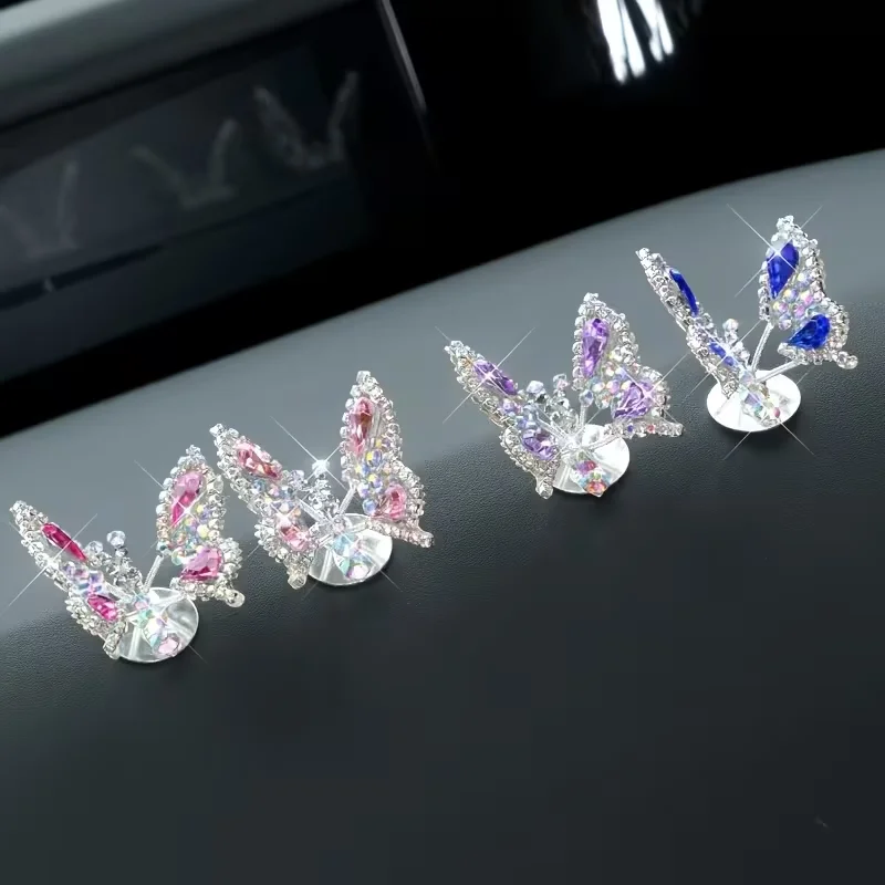 Questa è una delicata decorazione per auto a forma di farfalla. Le sue ali metalliche emettono una luce brillante, rendendolo un'arredamento d'interni unico. - Image 3