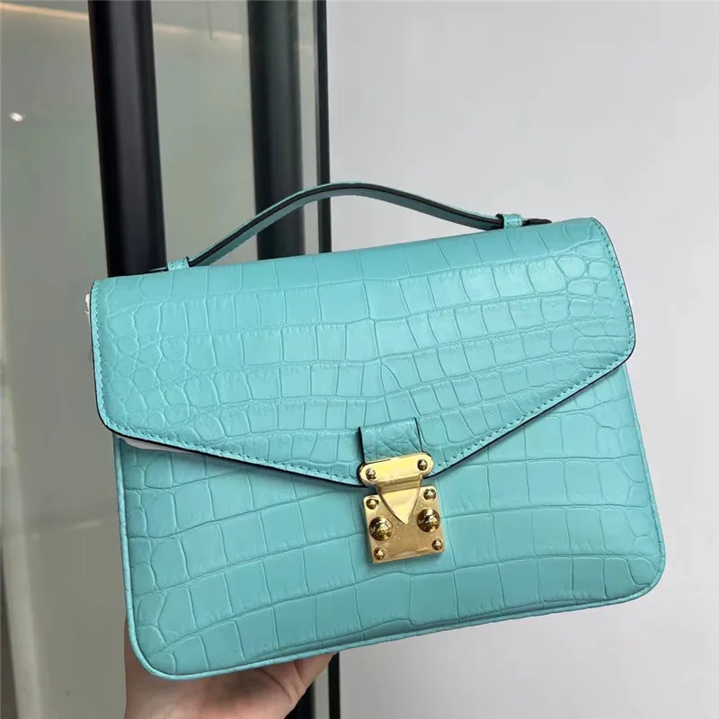 Рисунок 3 - Женский кошелек из натуральной крокодиловой кожи