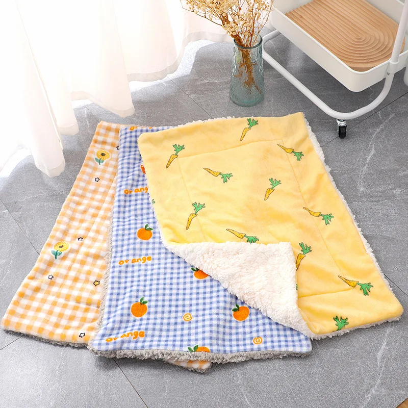 

Blankets for dogs, pets, and cats, as well as pet mats for autumn, winter, and winter. They are universal throughout the year.