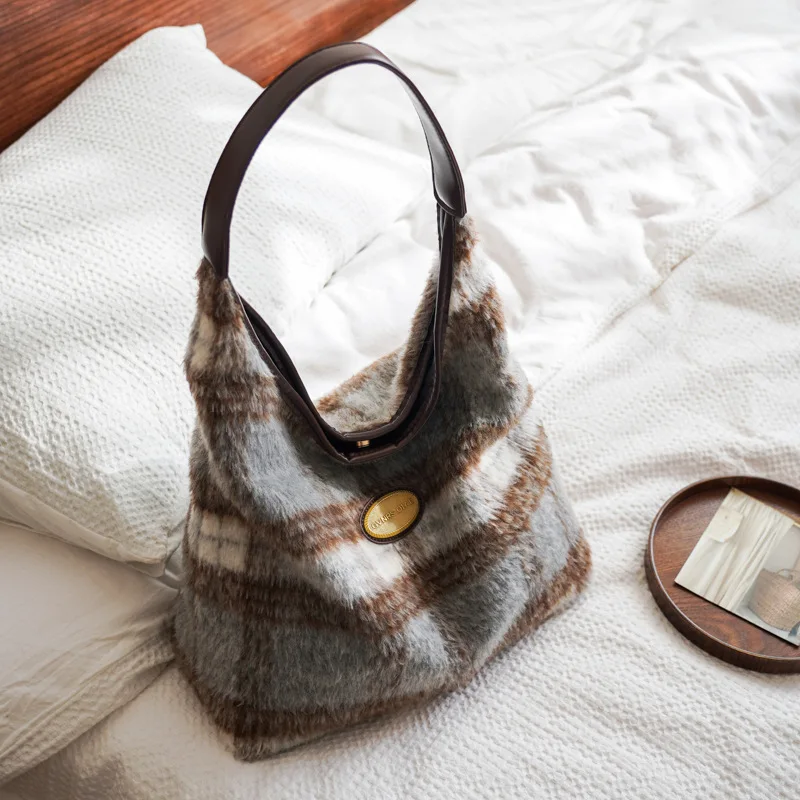 

Winter Designer Underarm Large Capacity Contrast Color Bag Women's Woolen Tote Bag High Quality Shoulder Bag
