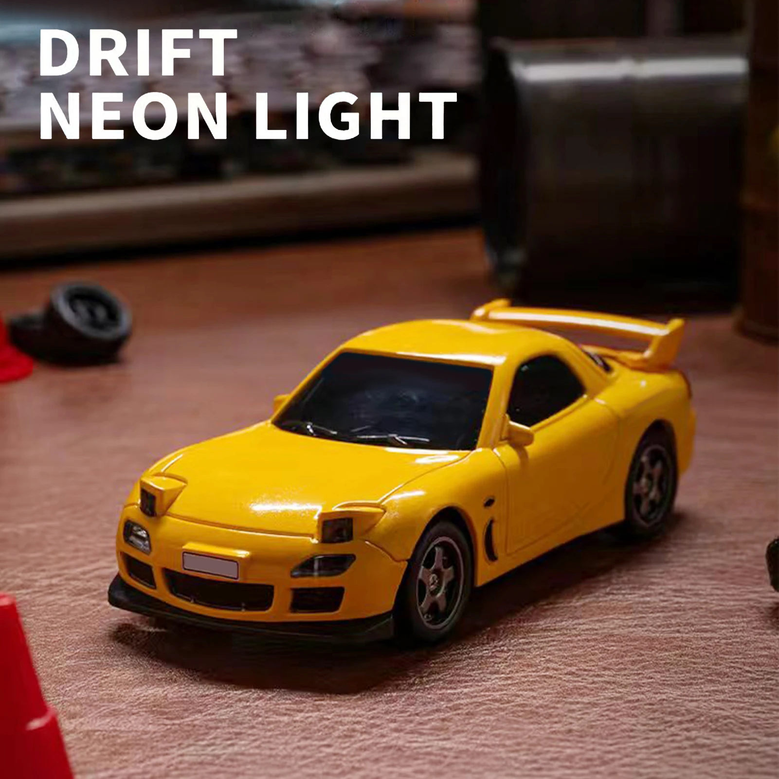 Voiture télécommandée drift 4x4 1:43 en action, dérapant sur une piste avec traînées de fumée et lumières LED clignotantes.