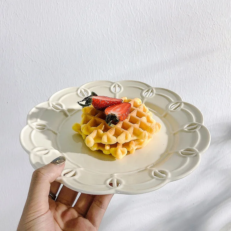 European Retro Hollow Ceramic Plate Wedding Plate Home Restaurant Snack Tray Dessert Dinner