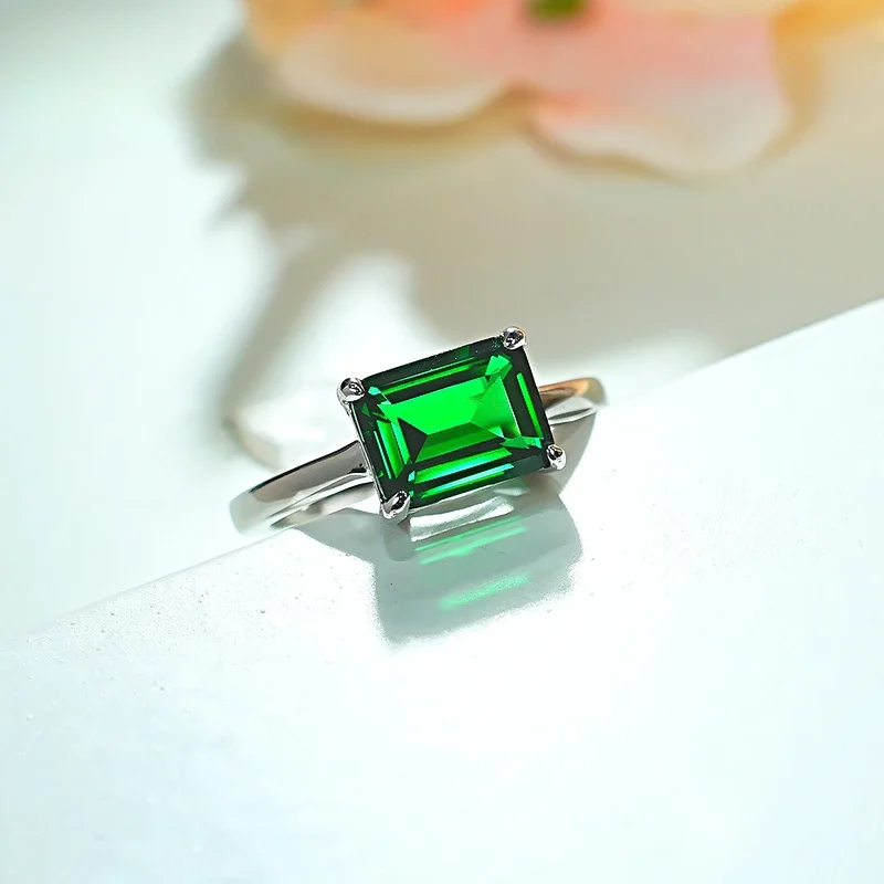 

Женское кольцо из серебра 925 пробы, с изумрудом