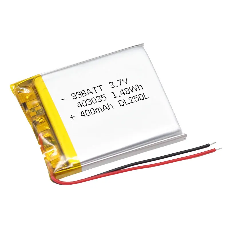 Batterie LiPo 403035 tenue dans une main, illustrant sa taille compacte pour appareils RC, GPS et IoT.
