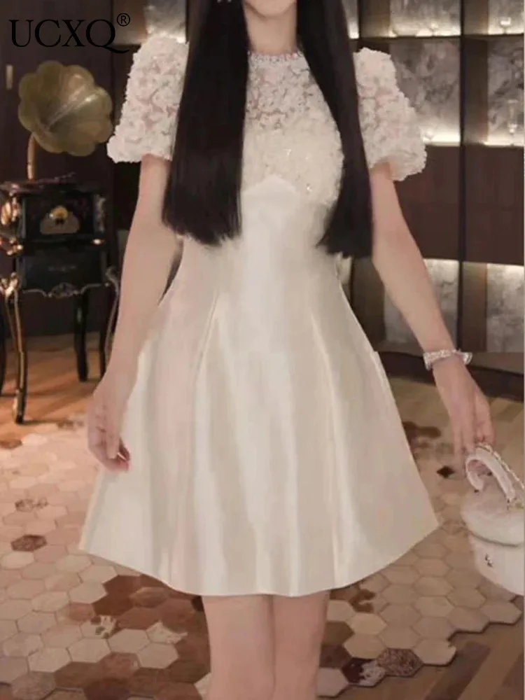 UCXQ 패션 짧은 원피스 핫스위트 스터드 O 넥 버블 슬리브 레이스 스플라이싱 우아한 화이트 드레스, 여성 2024 용수철 여름 9646 