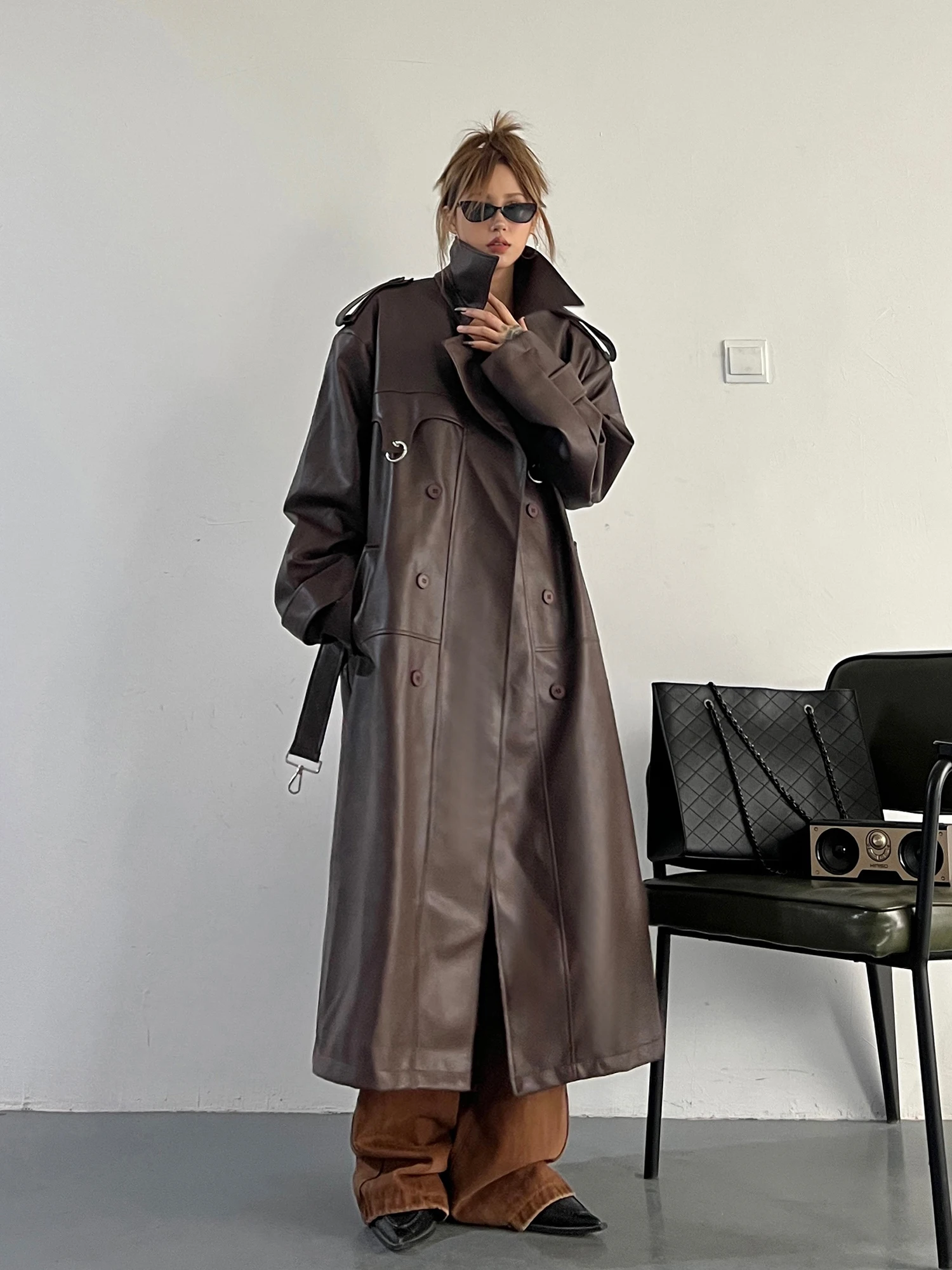 

SuperAen 2023 Autumn/winter Design Retro PU Leather Shoulder Zipper Patchwork Long Trench Coat