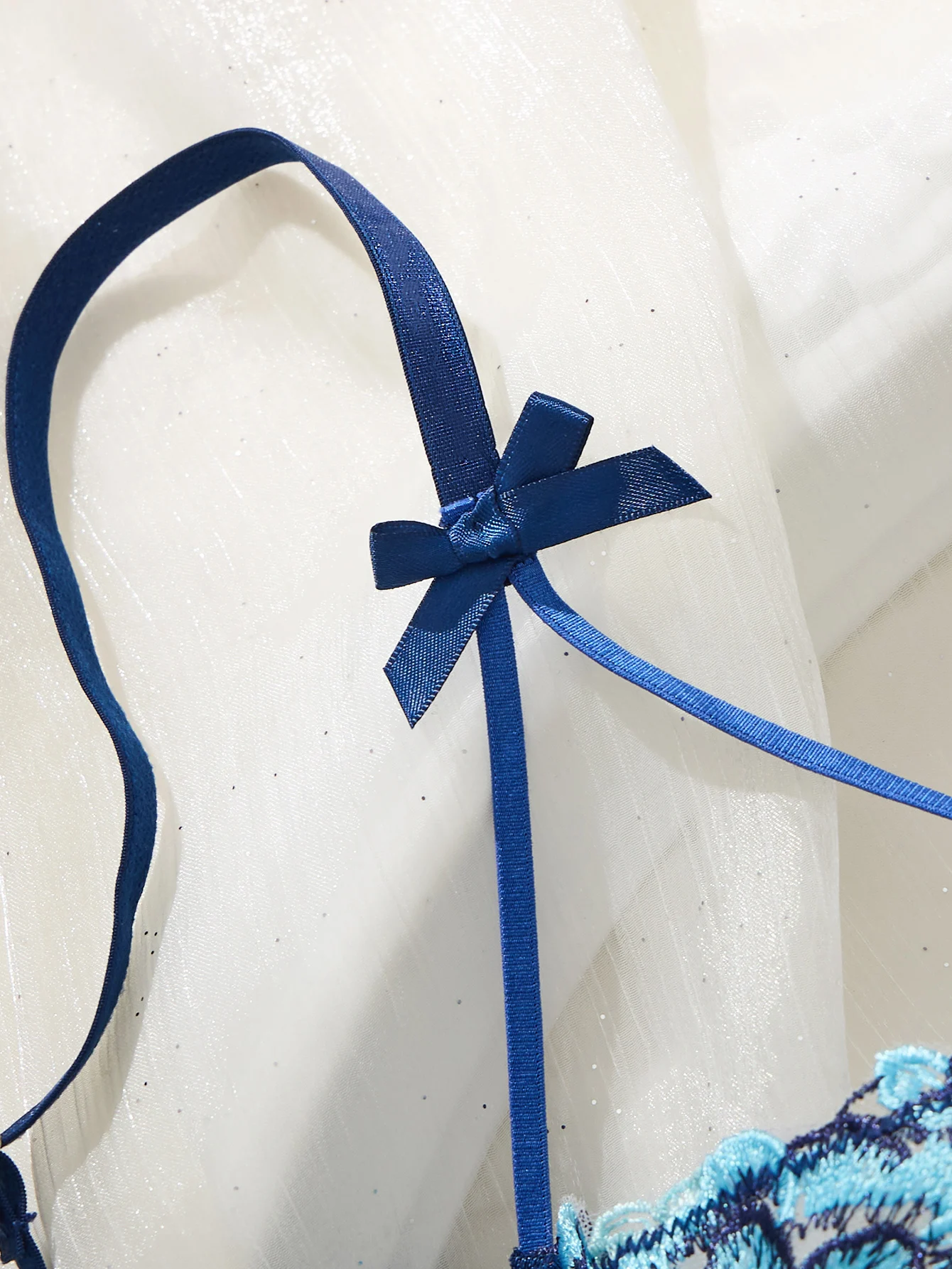 Ensemble de lingerie en dentelle bleue à fleurs avec soutien-gorge à armatures à nœud sur l'épaule et bretelles, culotte ajustable – Tenue intime séduisante pour boudoir