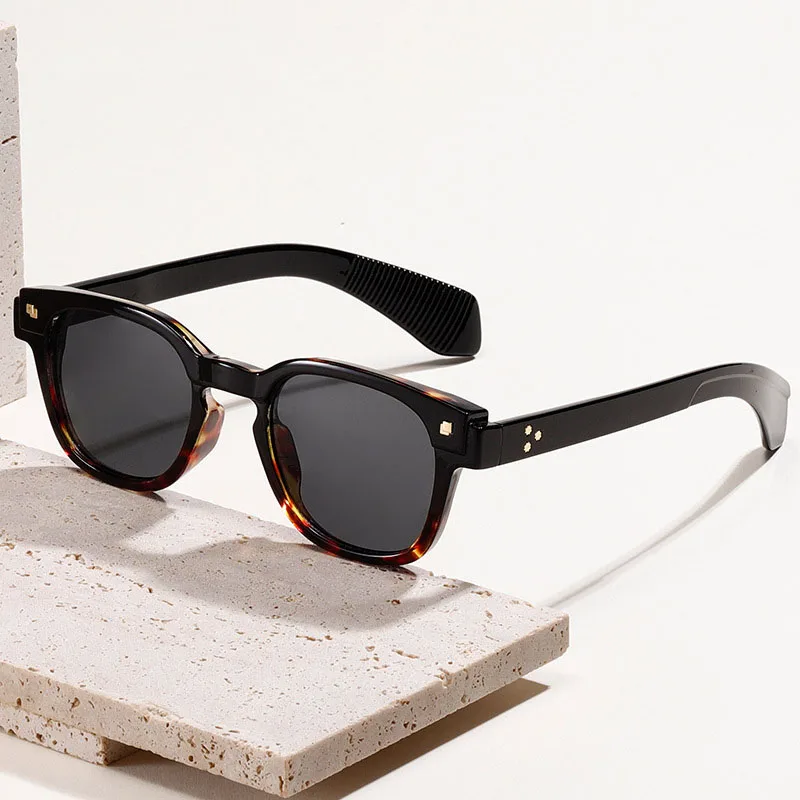 

New Retro Square Sunglasses Female Male Fashion Rivets Sun Glasses Women Luxury Brand Designer Punk Gradient Sunglass Goggles