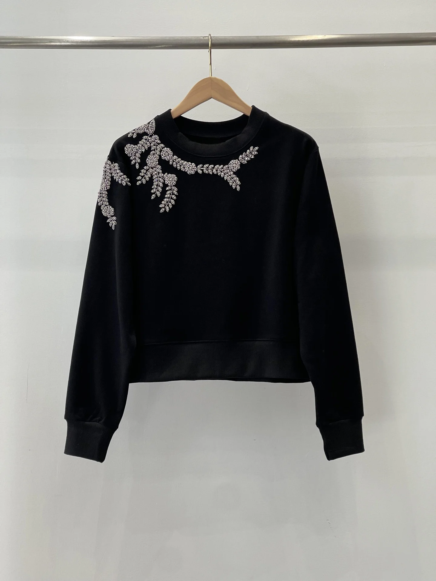 

2023Spring new women's French design shoulder bead pullover hoodie, casual fashion