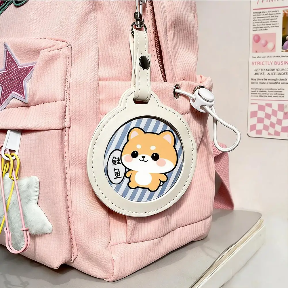 배지 보호용 PU 가죽 디스플레이 케이스 키체인 펜던트 애니메이션 핀용 프리미엄 PU 핀 홀더 투명 창 및 금속 클립 포함