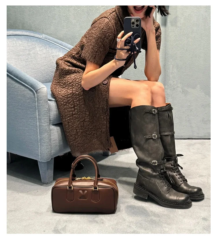 Knielange Slim Fit-Stiefel mit langer Schnalle und geformtem Muster_voghion.com