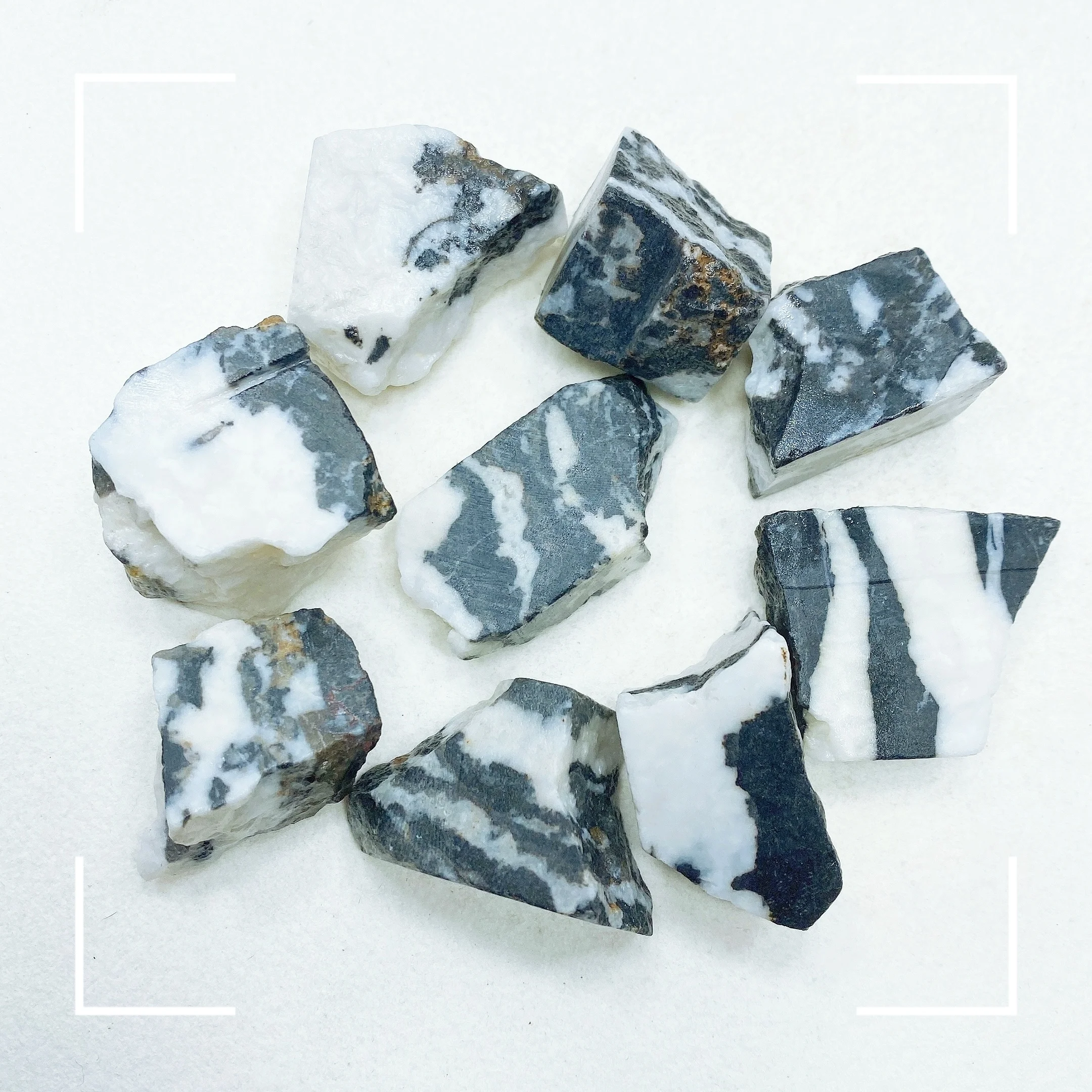 thumbnail image 1 of Piedra cruda de cristal de amatista natural, cuarzo irregular, muestra mineral, curación energética, decoración de acuario, regalo para decoración del hogar, 1 of 5