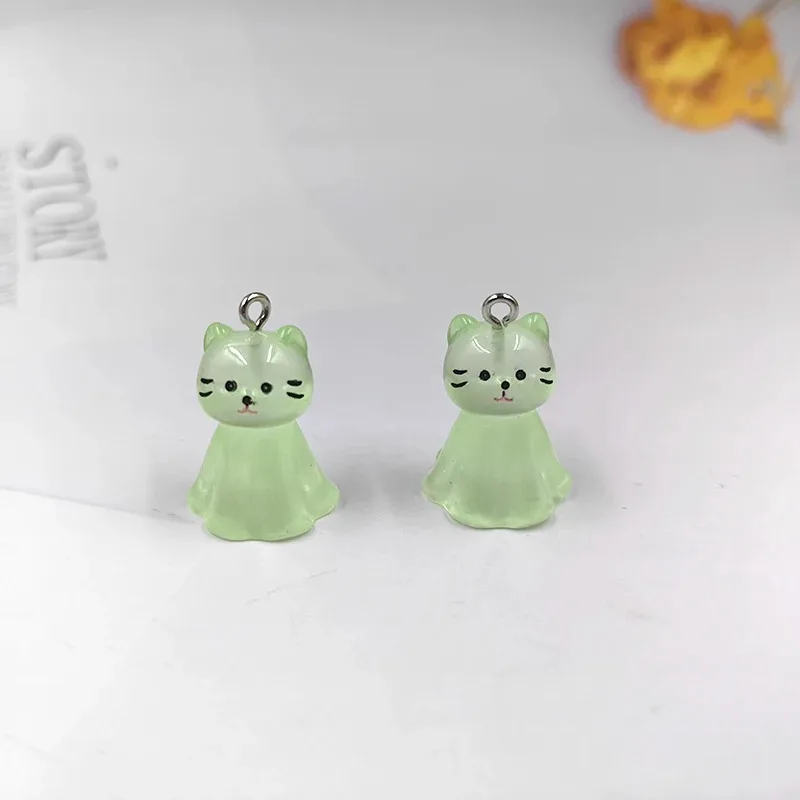 10pcs 귀여운 빛나는 투명 고양이 매력 사랑스러운 수지 다채로운 동물 펜던트 귀걸이 키 체인 DIY 쥬얼리 만들기