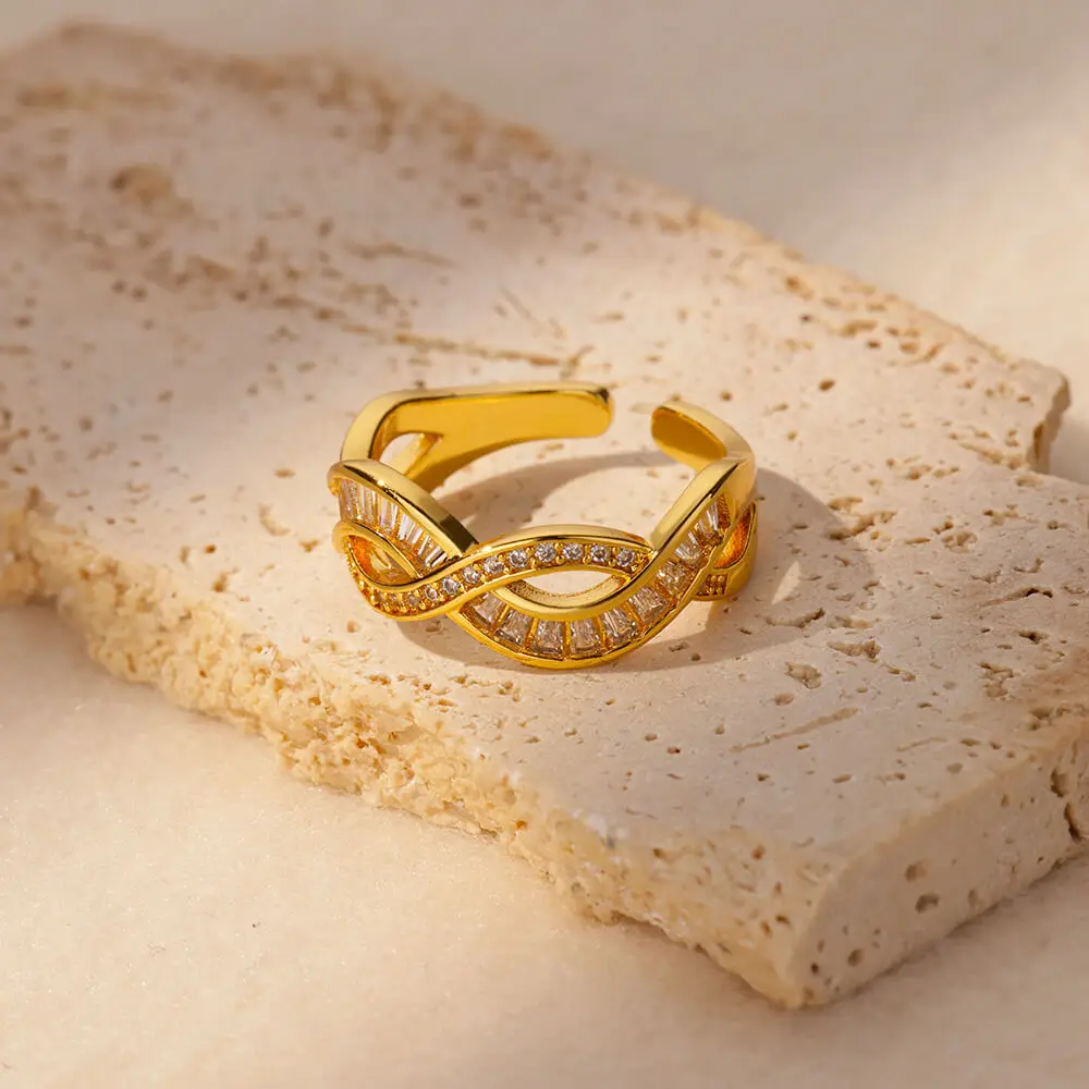 Anello grande placcato oro 18 carati con cristallo ovale sfaccettato grigio | Italia